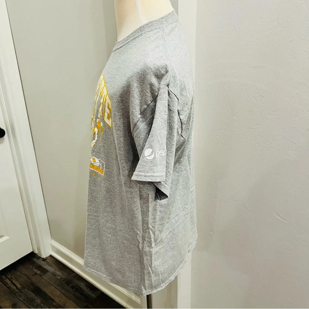 Gildan Gray Tee with Yellow Marquette Team Graphic - Picture 3 of 5